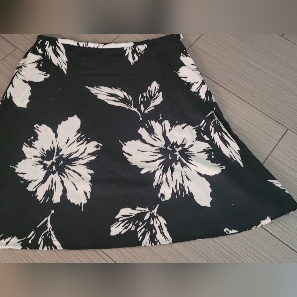 Liz Claiborne Monochrome Graphic Tee